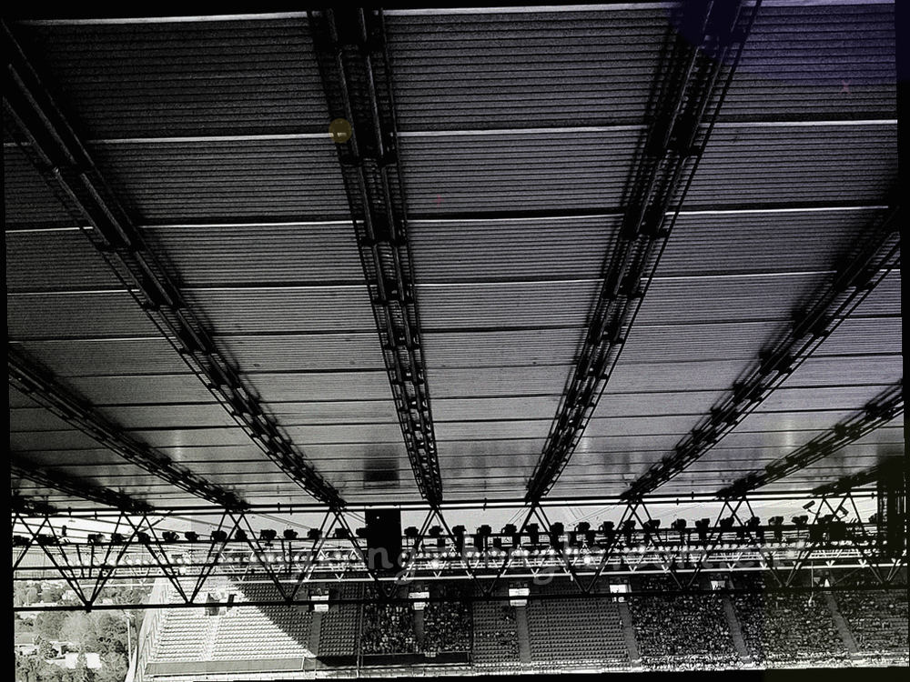 三种尺寸屏幕并排的抽象示意，屏幕内容以简单线条表示布局差异