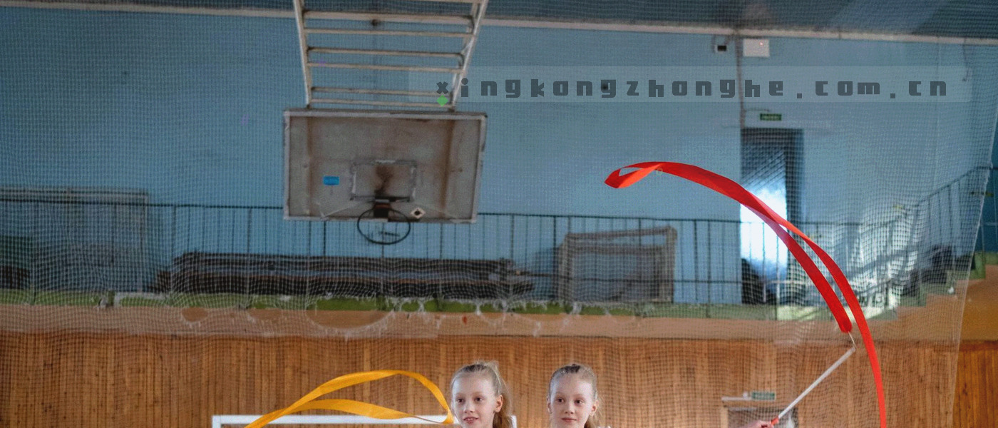 夜间赛场灯光与数据粒子交织的横向氛围图，构图偏对角线动势